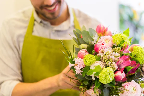 Close up de florista homem com cacho na loja de flores — Fotografia de Stock