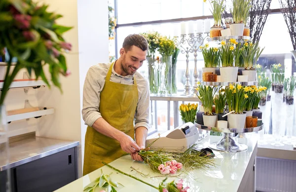 Souriant fleuriste homme faisant bouquet à fleur boutique — Photo