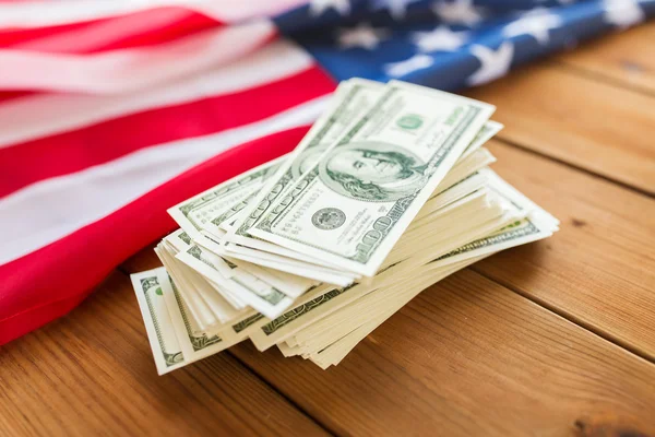 Nahaufnahme von amerikanischer Flagge und Dollargeld — Stockfoto