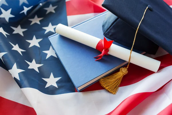 学士帽子とアメリカの国旗に卒業証書 — ストック写真