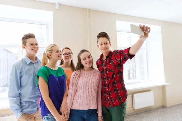 Grupo de estudiantes tomando selfie con smartphone — Foto de Stock