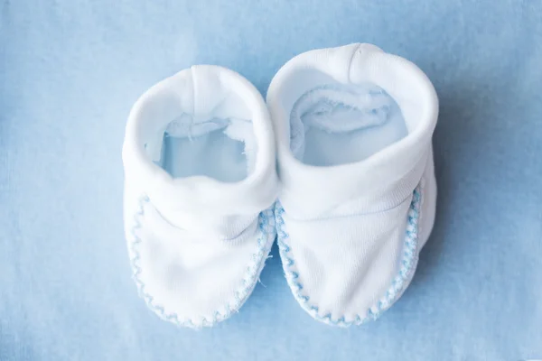Primer plano de los bootees del bebé para el niño recién nacido en azul — Foto de Stock