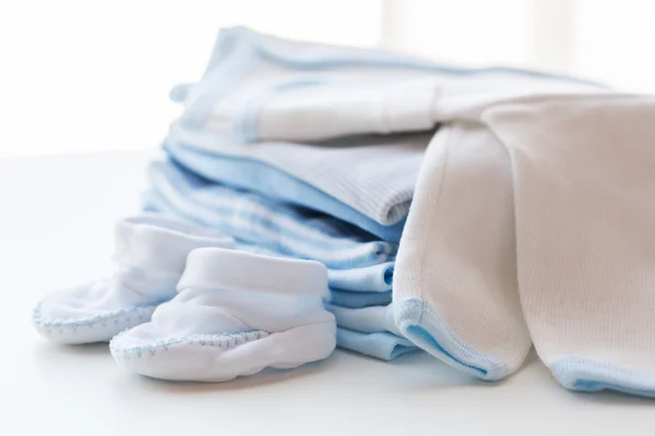 Close up van de kleren van de jongens van de baby voor pasgeboren op tafel — Stockfoto