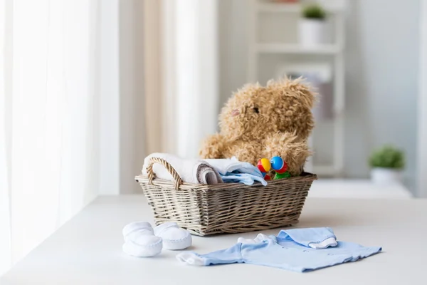 Close up van babykleding en speelgoed voor pasgeborene — Stockfoto