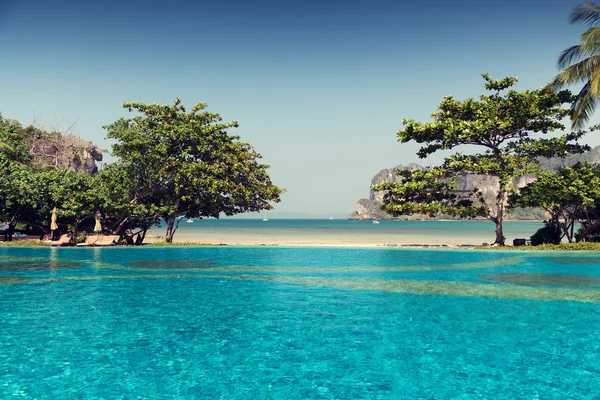 Piscina en tailandiay playa turística — Foto de Stock