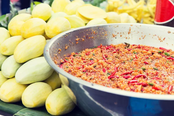 Wok frio ou pilaf e manga no mercado de rua — Fotografia de Stock