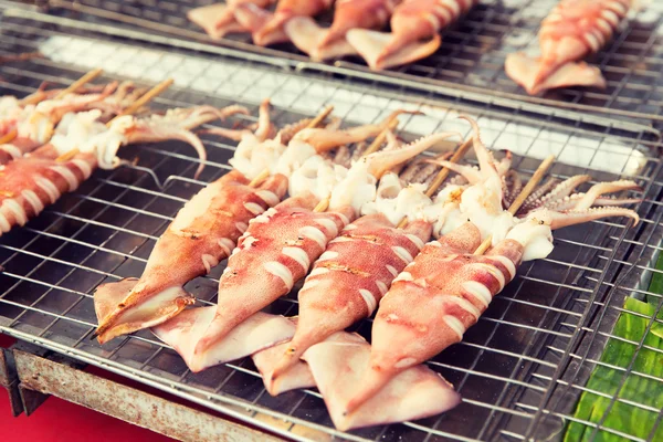 Calmars grillés au marché de rue — Photo