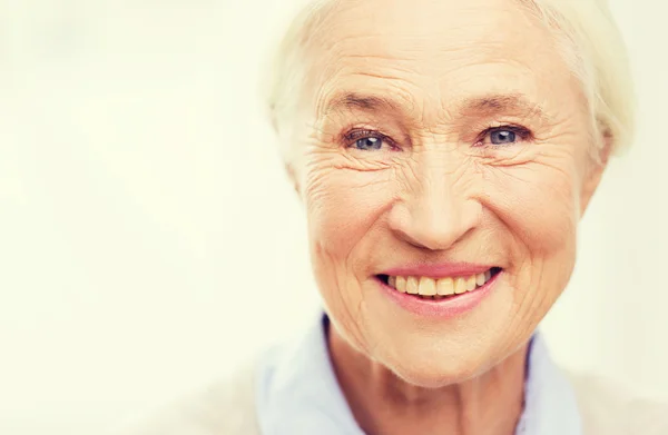 Heureux visage de femme âgée à la maison — Photo