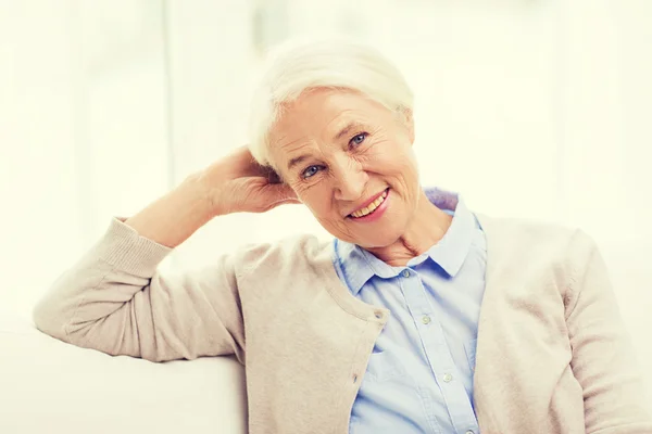 Glückliche Seniorin zu Hause — Stockfoto