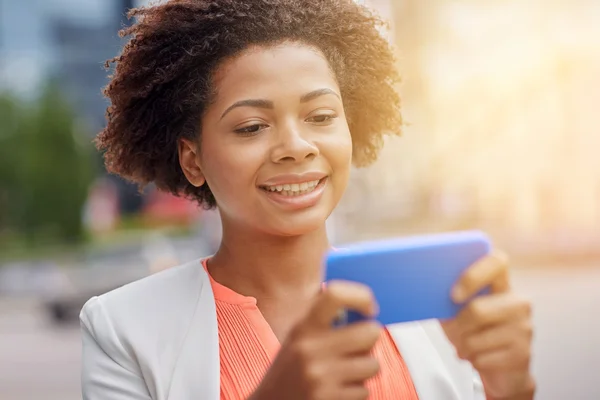 Mulher de negócios africana feliz com smartphone — Fotografia de Stock