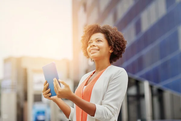 Mujer de negocios africana feliz con la tableta PC en la ciudad —  Fotos de Stock