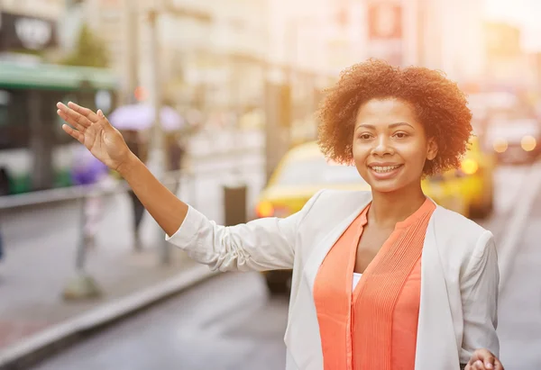 Gelukkig Afrikaanse vrouw vangen taxi — Stockfoto