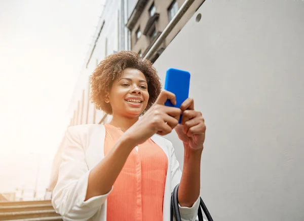 Happy african woman with smartphone in city — Stock Photo, Image