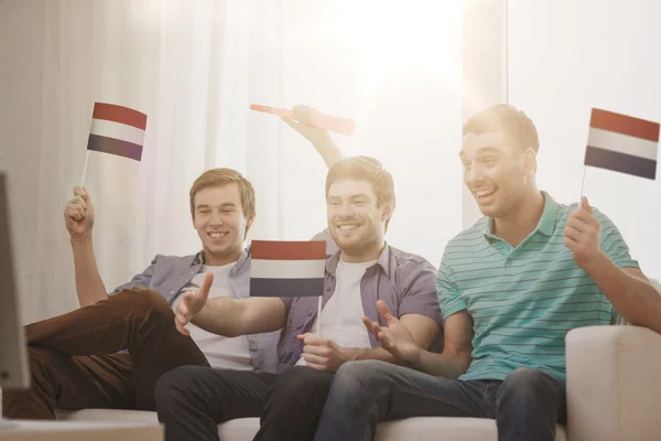 Heureux amis masculins avec des drapeaux et vuvuzela — Photo