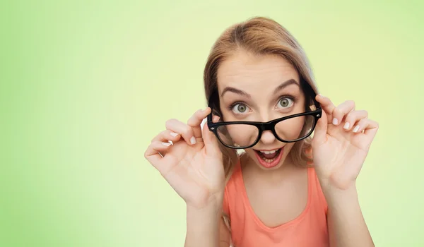 Šťastná mladá žena nebo dospívající dívka v brýlí — Stock fotografie