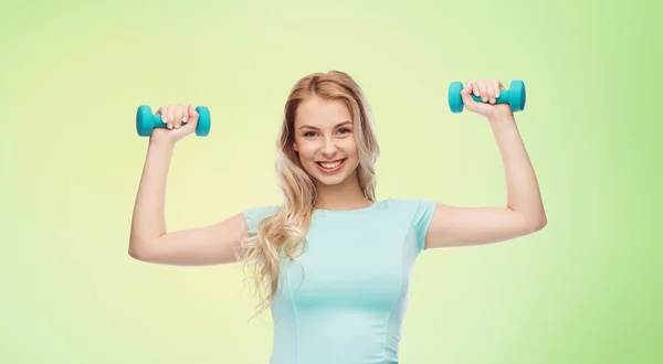 Leende vackra unga sportiga kvinnan med hantel — Stockfoto