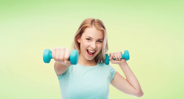 Sorridente bella giovane donna sportiva con manubri — Foto Stock