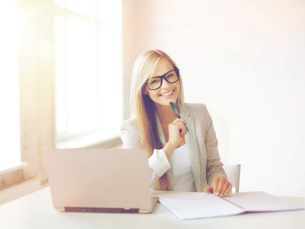 Femme d'affaires avec documents — Photo