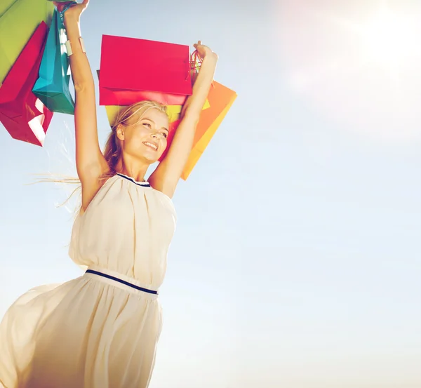 Donna con shopping bags — Foto Stock