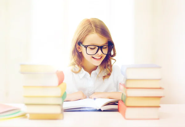 Student tjej studerar på skolan — Stockfoto