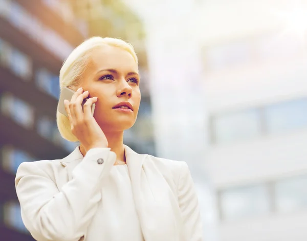 Ile akıllı telefon açık havada ciddi iş kadını — Stok fotoğraf