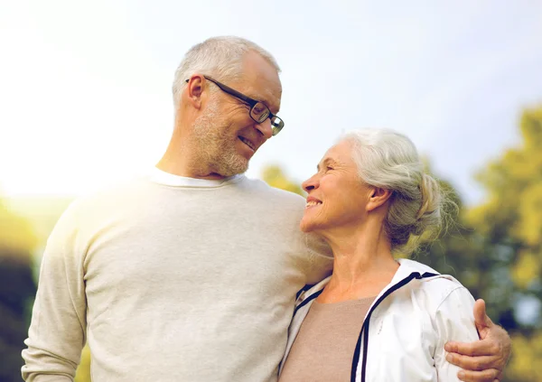 Senior koppel knuffelen in stadspark — Stockfoto