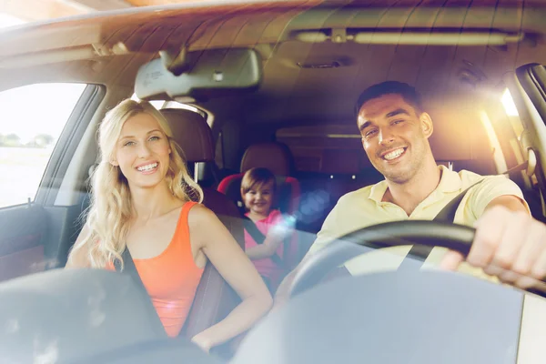 Família feliz com criança pequena dirigindo no carro — Fotografia de Stock