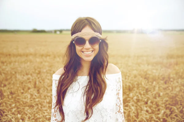 Usmívající se žena mladé hippie na obilné pole — Stock fotografie