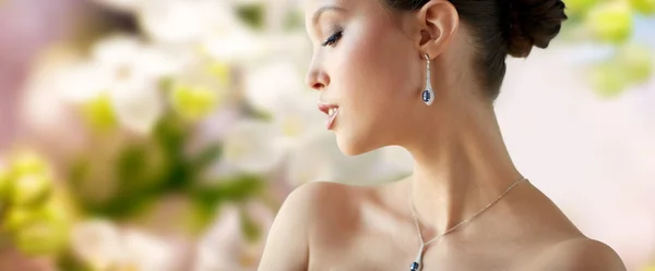 Mooie aziatische vrouw met oorbel en hanger — Stockfoto