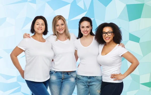 Grupo de felices mujeres diferentes en camisetas blancas — Foto de Stock