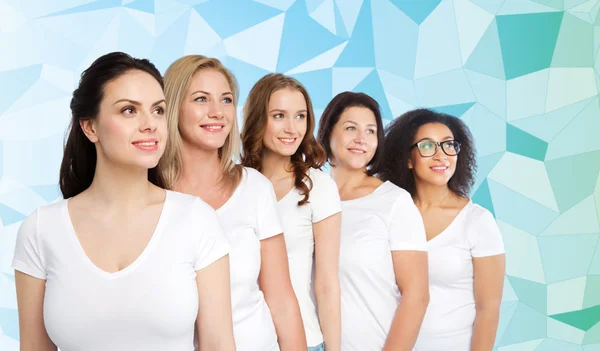 Grupo de felices mujeres diferentes en camisetas blancas — Foto de Stock