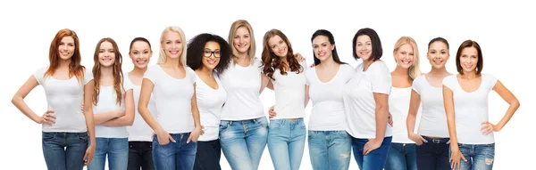 Grupo de mulheres diferentes felizes em t-shirts brancas — Fotografia de Stock