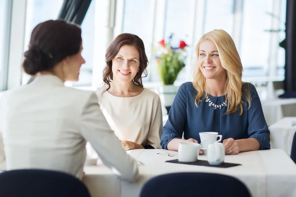 Frauen trinken Kaffee und unterhalten sich im Restaurant — Stockfoto