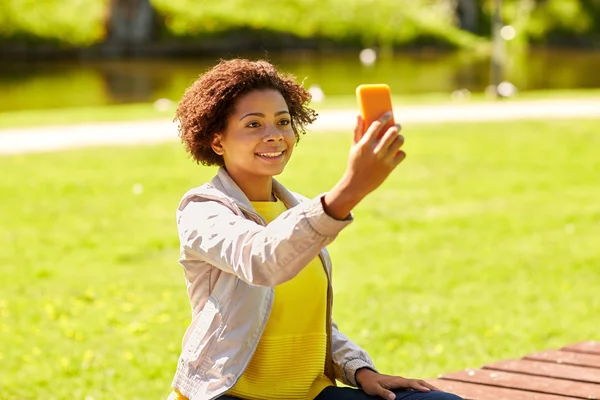 スマート フォンで selfie を取って幸せなアフリカの女 — ストック写真