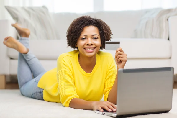 Mujer africana feliz con ordenador portátil y tarjeta de crédito — Foto de Stock