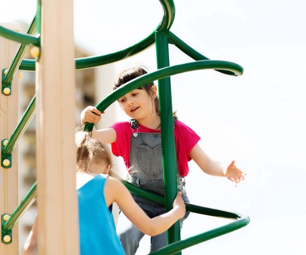 Gruppe fröhlicher kleiner Mädchen auf Kinderspielplatz — Stockfoto