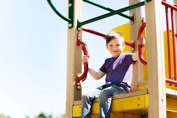 Bambino felice arrampicata sul parco giochi per bambini — Foto Stock