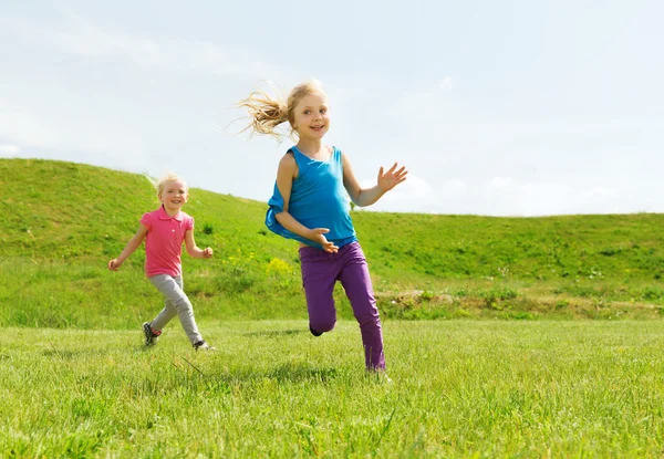 Ομάδα ευτυχής παιδιά τρέχουν σε εξωτερικούς χώρους — Φωτογραφία Αρχείου