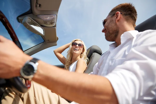 Glad mann og kvinne som kjører i cabriolet bil – stockfoto
