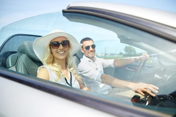 Homme et femme heureux conduisant en voiture cabriolet — Photo