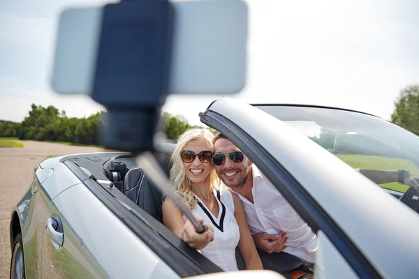 스마트폰으로 selfie를 복용 하는 자동차의 행복 한 부부 — 스톡 사진