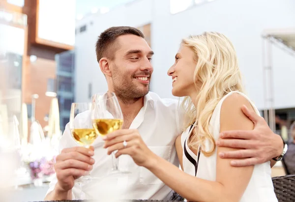 Счастливая пара пьет вино в ресторане под открытым небом — стоковое фото