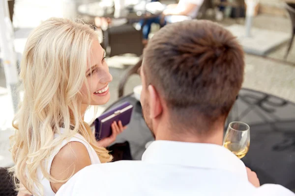 Szczęśliwa para z portfela płacąc rachunek w restauracji — Zdjęcie stockowe