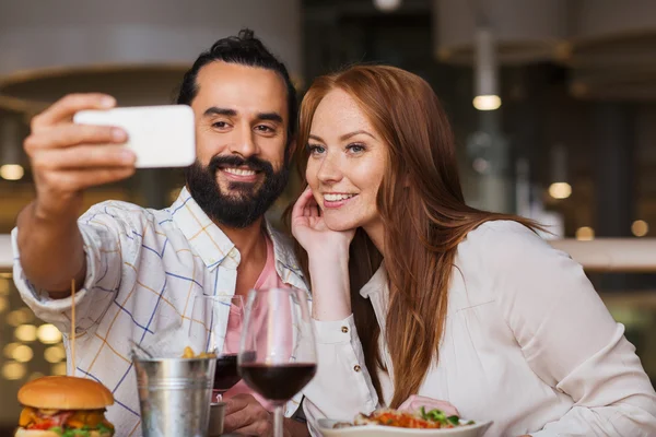 Pareja tomando selfie por smartphone en el restaurante — Foto de Stock