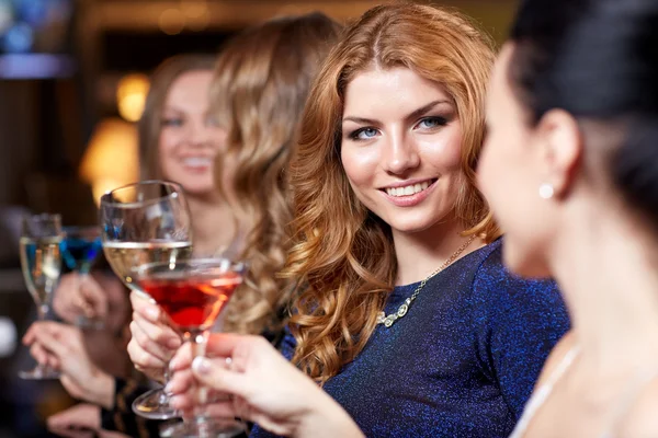 Счастливые женщины с напитками в ночном клубе — стоковое фото