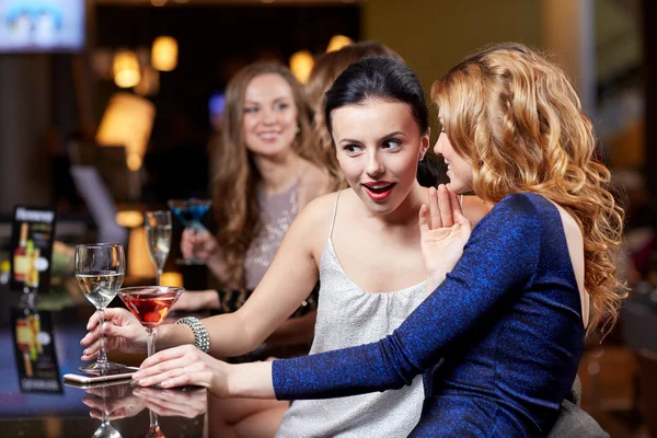 Mujeres felices con bebidas en el club nocturno —  Fotos de Stock