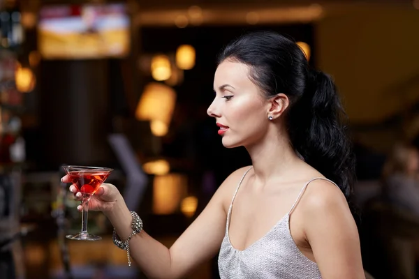 Glamorous woman with cocktail at night club or bar — Stock Photo, Image