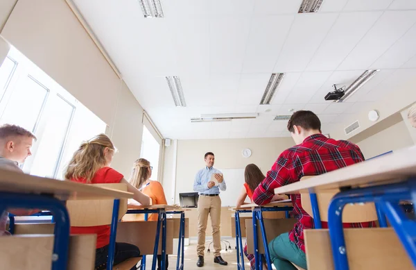 Alunos e professor com tablet pc na escola — Fotografia de Stock