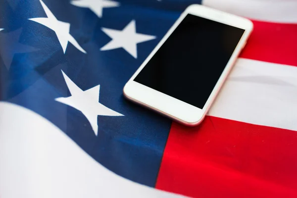 Close up van smartphone op de Amerikaanse vlag — Stockfoto