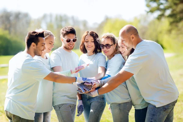Група волонтерів, що тримають руки на вершині парку — стокове фото